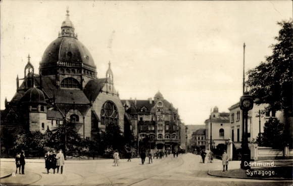 Judaika Postcard Dortmund in the Ruhr area, street section at the Old Synagogue, passers-by