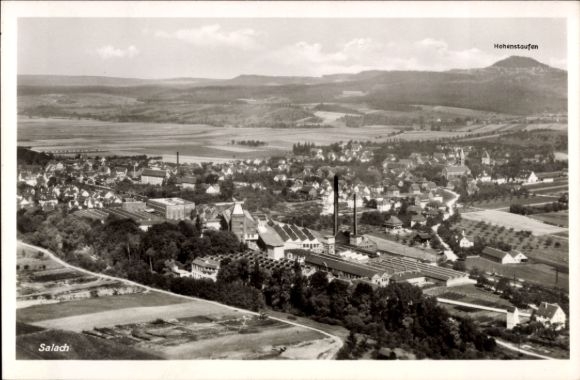 Ak Salach im Filstal, Luftaufnahme von  Hohenstaufen im Hintergrund, Stadtansicht, Fabriken