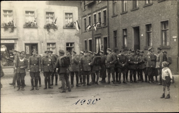 Foto Soldaten in Uniformen, Fahnen, Reichswehr 1930