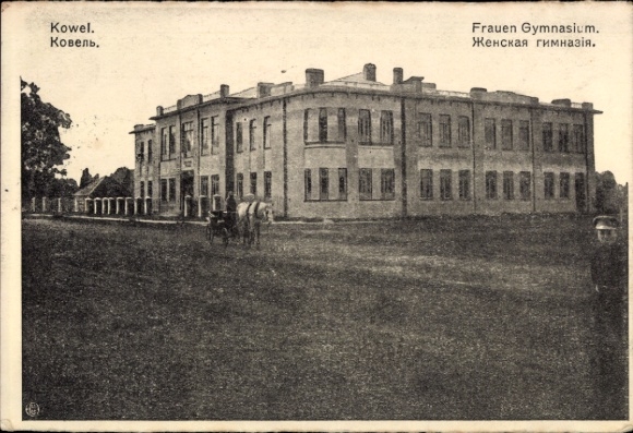 Ak Kowel Ukraine, Frauen Gymnasium,  Gebäude, Pferdewagen