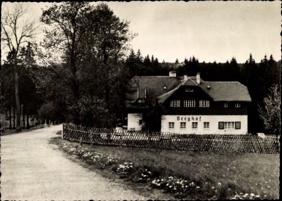 Ak Jöhstadt im Erzgebirge Sachsen, Berghof, Gebäude, umgeben von Bäumen, ländliche Atmosphäre, We