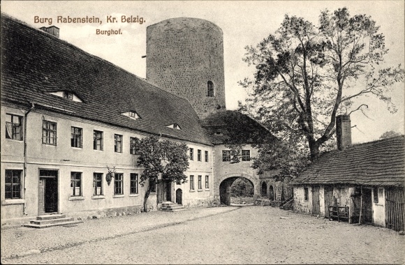Postcard Raben Rabenstein im Fläming, Rabenstein Castle, castle courtyard