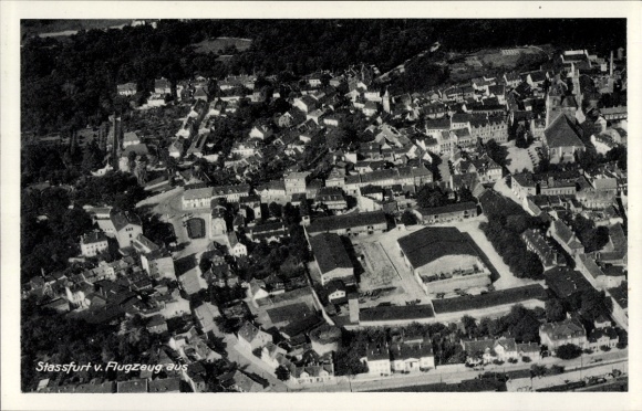 Ak Stassfurt im Salzlandkreis, Luftaufnahme, Stadtansicht, Wohngebäude, Landschaft,  Architektur
