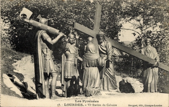 Ak Lourdes Hautes Pyrénées, Skulpturen von römischen Soldaten, Kreuz, Szene aus der Passion, Lour