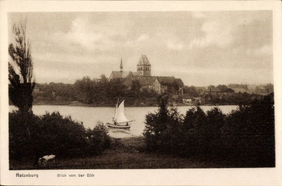 Ak Ratzeburg im Herzogtum Lauenburg, Blick auf die Stadt, Kirche, Segelboot, See, Natur