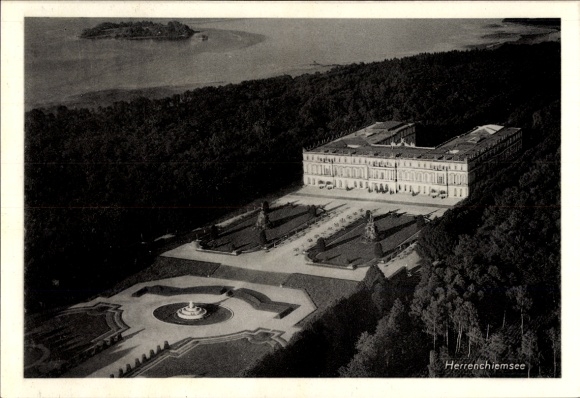 KP Herrenchiemsee Herreninsel Chiemsee Górna Bawaria, krajobraz ogrodu zamkowego, w tle kolejna wyspa