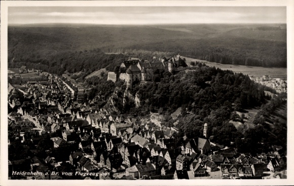 Ak Heidenheim an der Brenz Württemberg, Luftaufnahme von   Stadt, Schloss