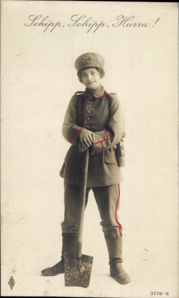 Ak Schipp, Schipp, Hurra, Frau in Uniform mit Schaufel