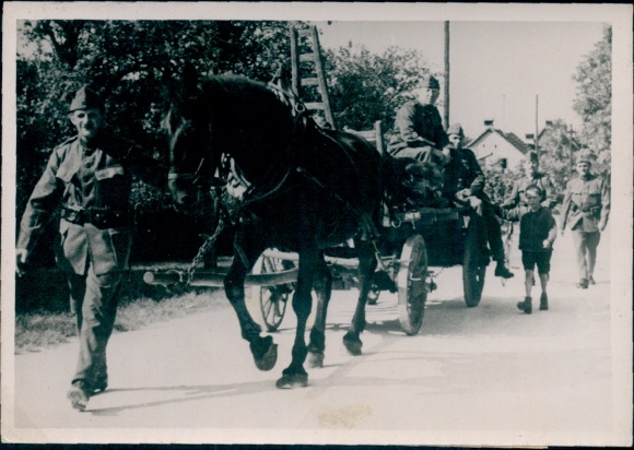 Photo of French soldiers, wagon, material convoy on the way to the Swiss border