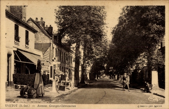 Postcard Yvetot Seine Maritime, Avenue Georges Clemenceau