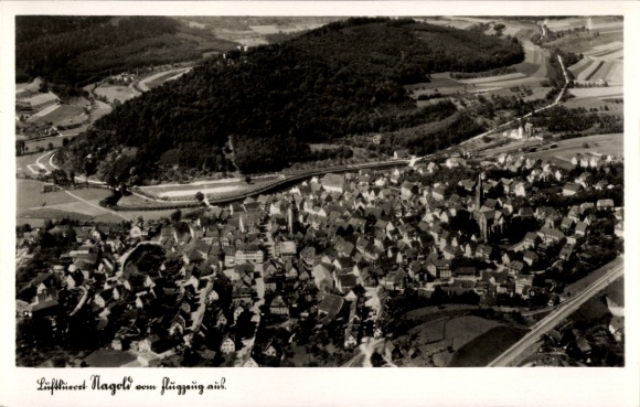 Ak Nagold im Kreis Calw Baden Württemberg, Fliegeraufnahme, Blick auf den Ort mit Umgebung
