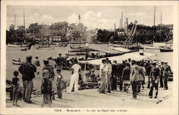 KP Bénodet Finistère, port z łodziami, ludzie przy wyjściu z vedettes, drzewa w tle
