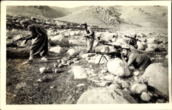 Foto Ak Iran, Komalah, Krieger mit Maschinengewehren