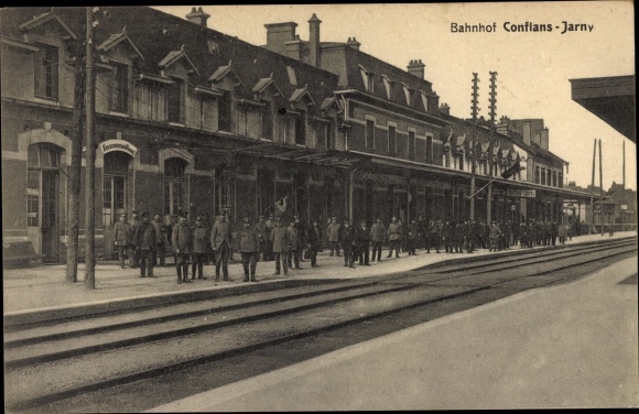 Ak Conflans Jarny Meurthe et Moselle, Bahnhof, deutsche Soldaten, Gleisseite