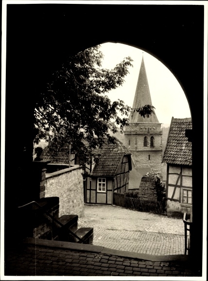 Photo Warburg North Rhine-Westphalia, view through the gate to the church