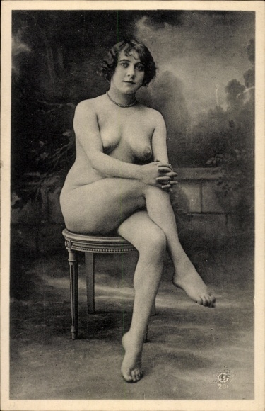 Photo KP Naga kobieta pozuje, piersi, nogi, siedzi