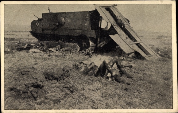 Postcard Burned out French armored vehicle, burned tank driver, I. WW