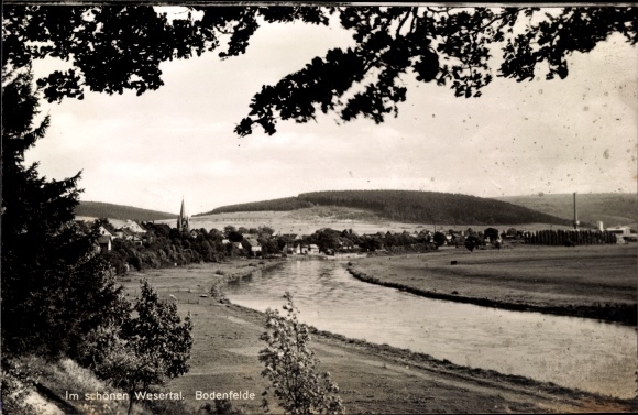 Postcard Bodenfelde on the Weser, view over the Weser to the place