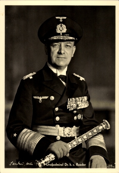 Ak Großadmiral Erich Raeder, Portrait in Uniform, Marschallstab, Ordenspange, Ross Verlag R 20