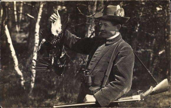 Photo Postcard Seifhennersdorf, hunter with shot bird, August, rifle, binoculars