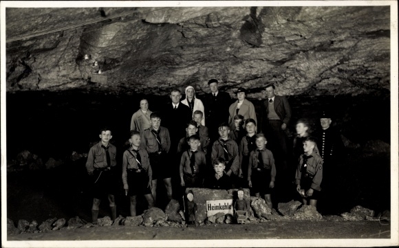 Photo Postcard Uftungen im Harz, Heimkehle cave, HJ group on a visit