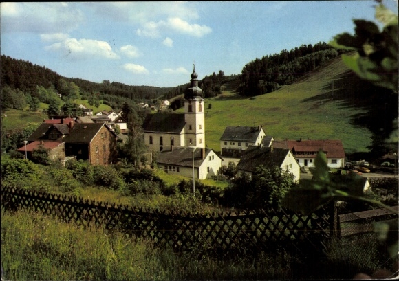 Ak Warmensteinach Oberfranken Bayern, Dorfansicht mit Kirche, Bergen, Wiesen, blauer Himmel, N...