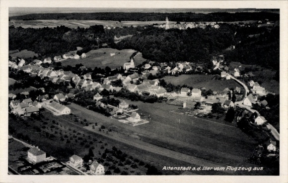 Ak Altenstadt an der Iller, Fliegeraufnahme von Stadt und Umgebung, Felder