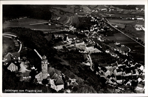 Ak Stühlingen im Schwarzwald Baden, Luftaufnahme von  Landschaft, Gebäude und Straßen