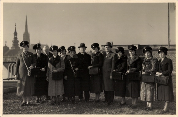 Foto Wien, Winterhilfswerk ca. 1940, Gruppenbild, Frauen mit Uniformmützen, WHW Sammelbehälter