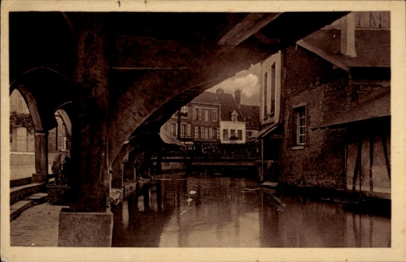 Ak Gisors Eure, Historische Waschstelle, XVI. Jahrhundert, Wasseroberfläche sichtbar, Häuser im H