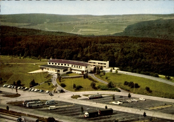 Ak Bad Camberg im Taunus, Aussicht auf Autobahn-Raststätte und Hotel, umgeben von Natur, Parkplät