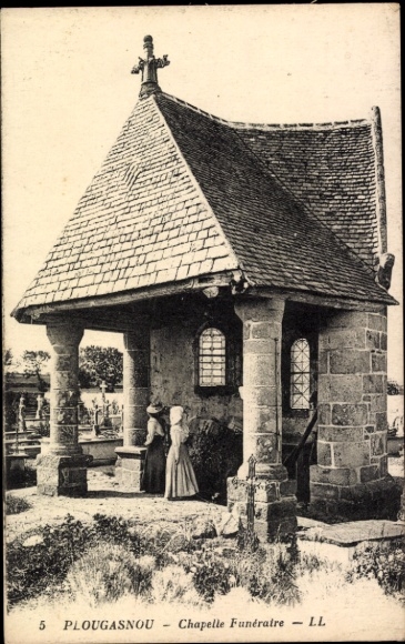KP Plougasnou Finistère, Chapelle Funéraire, dwie kobiety w tradycyjnych strojach
