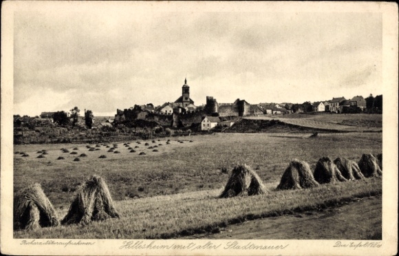 Ak Hillesheim in der Eifel, Landschaft mit Heuballen,  Stadtmauer, Kirche