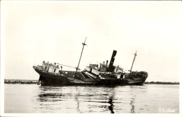 The Norwegian freighter Gatt ran aground in Hoek van Holland in 1955
