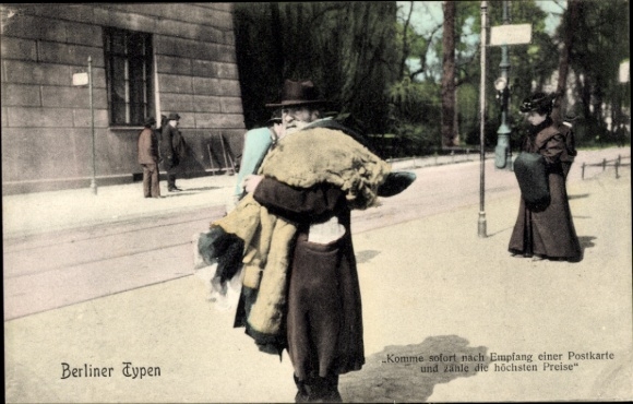Judaika Postcard Berlin, Berlin types, Jewish street vendor with fur goods, street scene