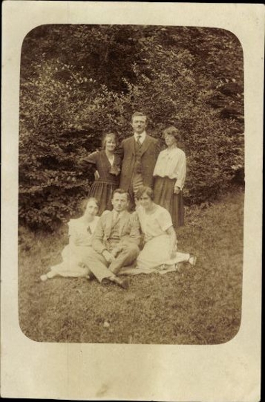 10 old PC portraits of families, various views