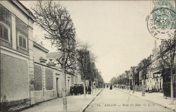 Ak Ablon Calvados,  Rue du Bac, Straße mit Bäumen, Gebäude im Hintergrund