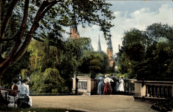 Postcard Oldenburg in Holstein, castle garden, people in historical clothing, trees, buildings in...