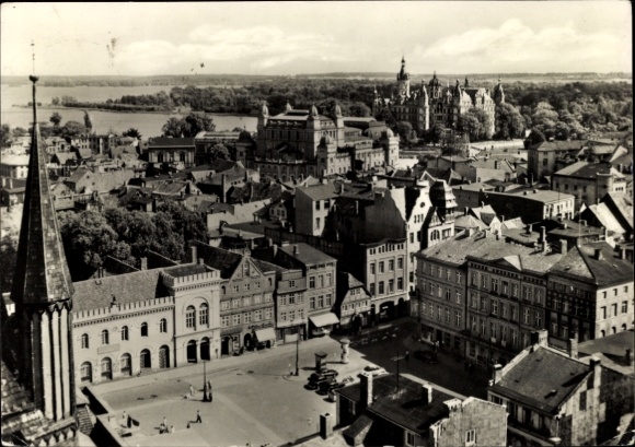 Ak Schwerin in Mecklenburg, Luftaufnahme von  Dom, Gebäude, Stadtplatz