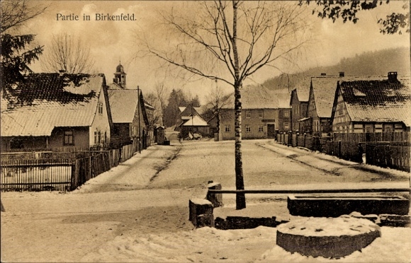 KP Birkenfeld Hildburghausen w Turyngii, przekrój ulicy, widok zimowy