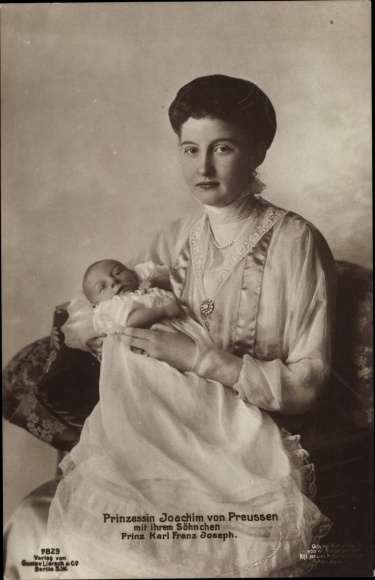 Postcard Princess Marie Auguste of Anhalt, wife Joachim of Prussia, Prince Karl Franz Joseph