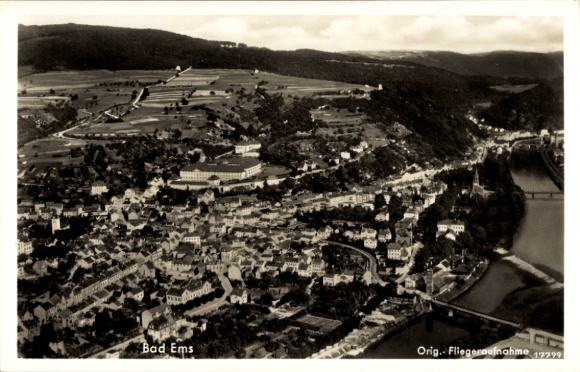 Ak Bad Ems an der Lahn, Luftaufnahme von  Fluss, Berge, Häuser