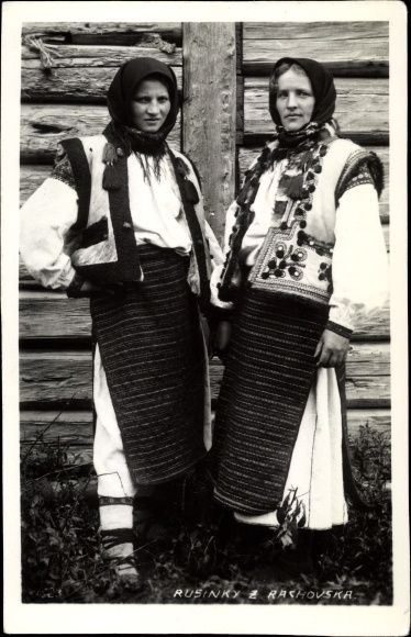 Photo Postcard Women in Slovak costume, Rusinky z Rachovska