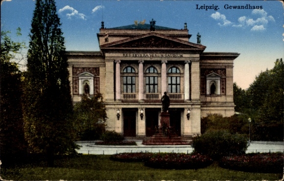 Ak Leipzig,  Gewandhaus, Statue, Bäume, Himmel