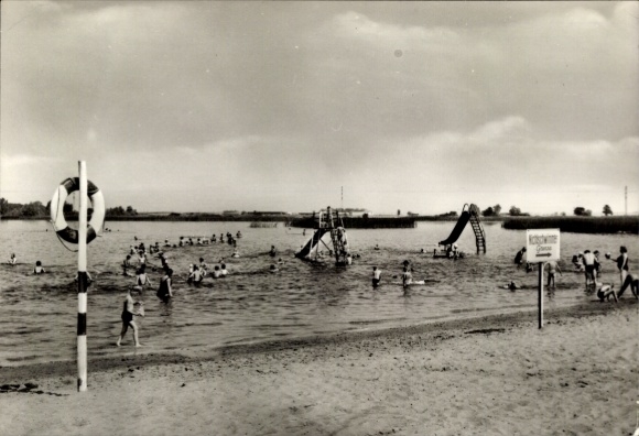 Ak Aken an der Elbe Sachsen Anhalt, Freibad Akazienteich, Schwimmer, Sandstrand, Rutsche, Badegäs
