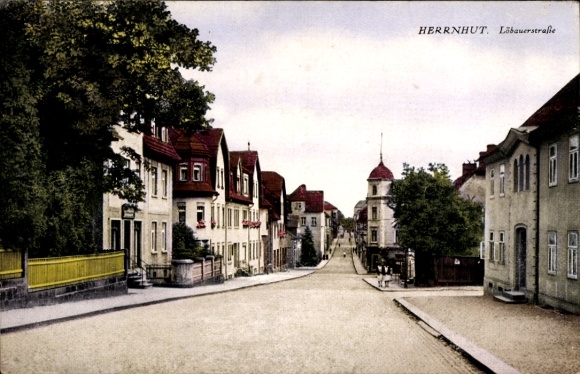Ak Herrnhut in der Oberlausitz Sachsen, Löbauerstraße, Straßenansicht, Häuser mit Satteldächern, 