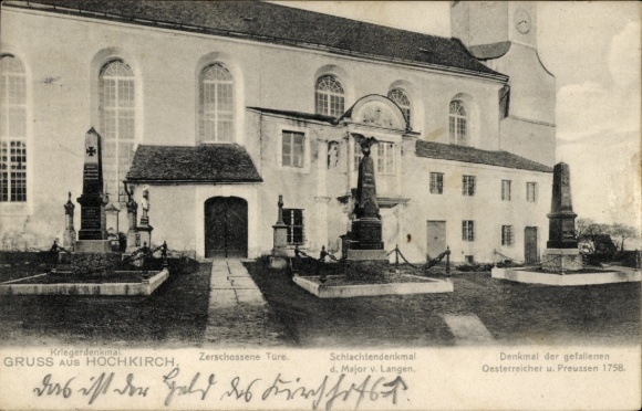 Ak Hochkirch in Sachsen, Kirchhof, Zerschossene Tür, Kriegerdenkmale, Schlachtendenkmal Major ...