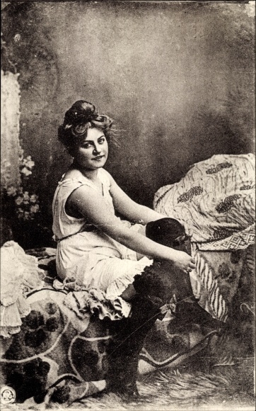 Ak Dame in Unterwäsche, Portrait, NPG