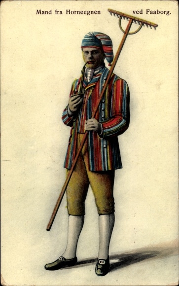 Postcard Mand fra Horneegnen ved Faaborg, Man in Danish costume, rake, pipe