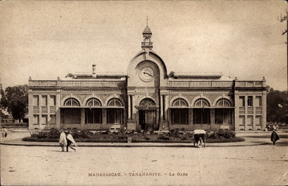 Ak Madagaskar Madagascar, Gebäude mit Uhr, Menschen auf Straße, historische Architektur